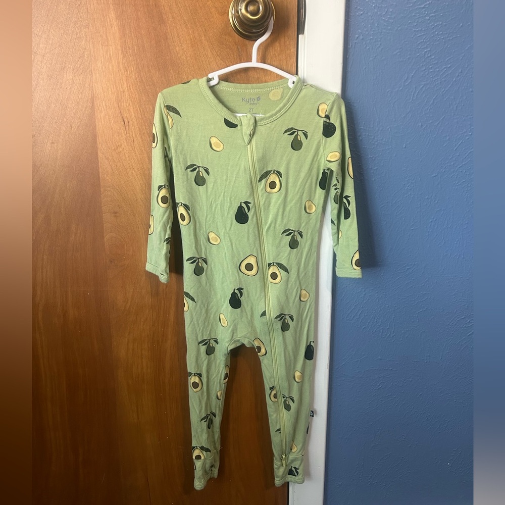 Kyte BABY Light Green Avocado Print Zip Footie